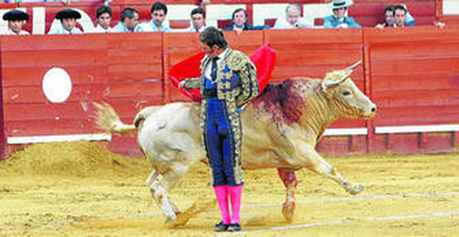 Juan José Padilla, el triunfador de la tarde, cerrando su faena ante el jabonero primero de la suelta.