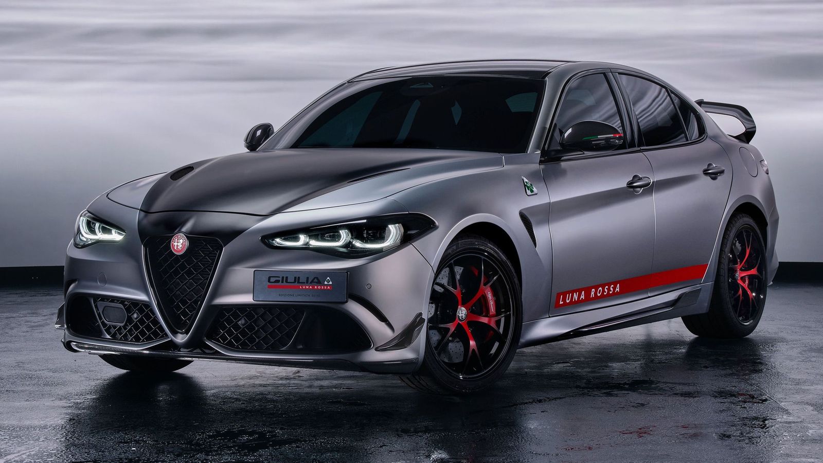 Al margen de la decoración o los acabados, es el kit aerodinámico que incorpora el que hace único a este Giulia Quadrifoglio Luna Rossa.