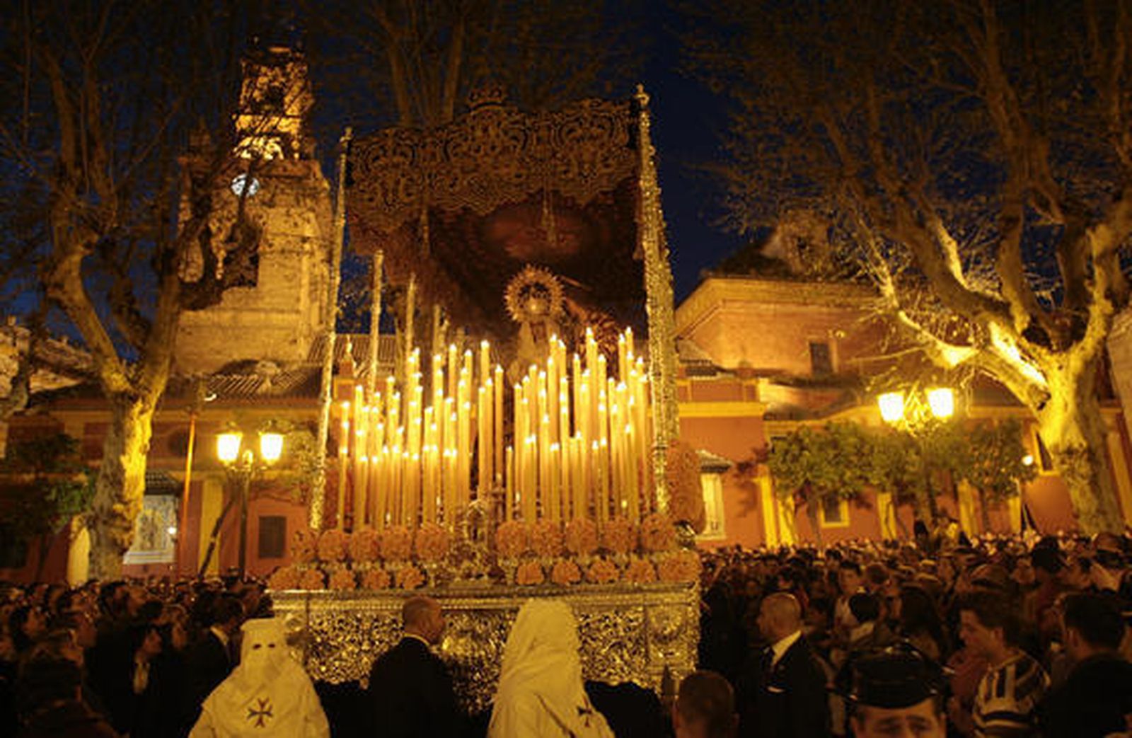 Nuestro Padre Jesús ante Anás y María Santísima del Dulce Nombre salen de San Lorenzo para realizar su Estación de Penitencia.   Foto: Juan Carlos Muñoz