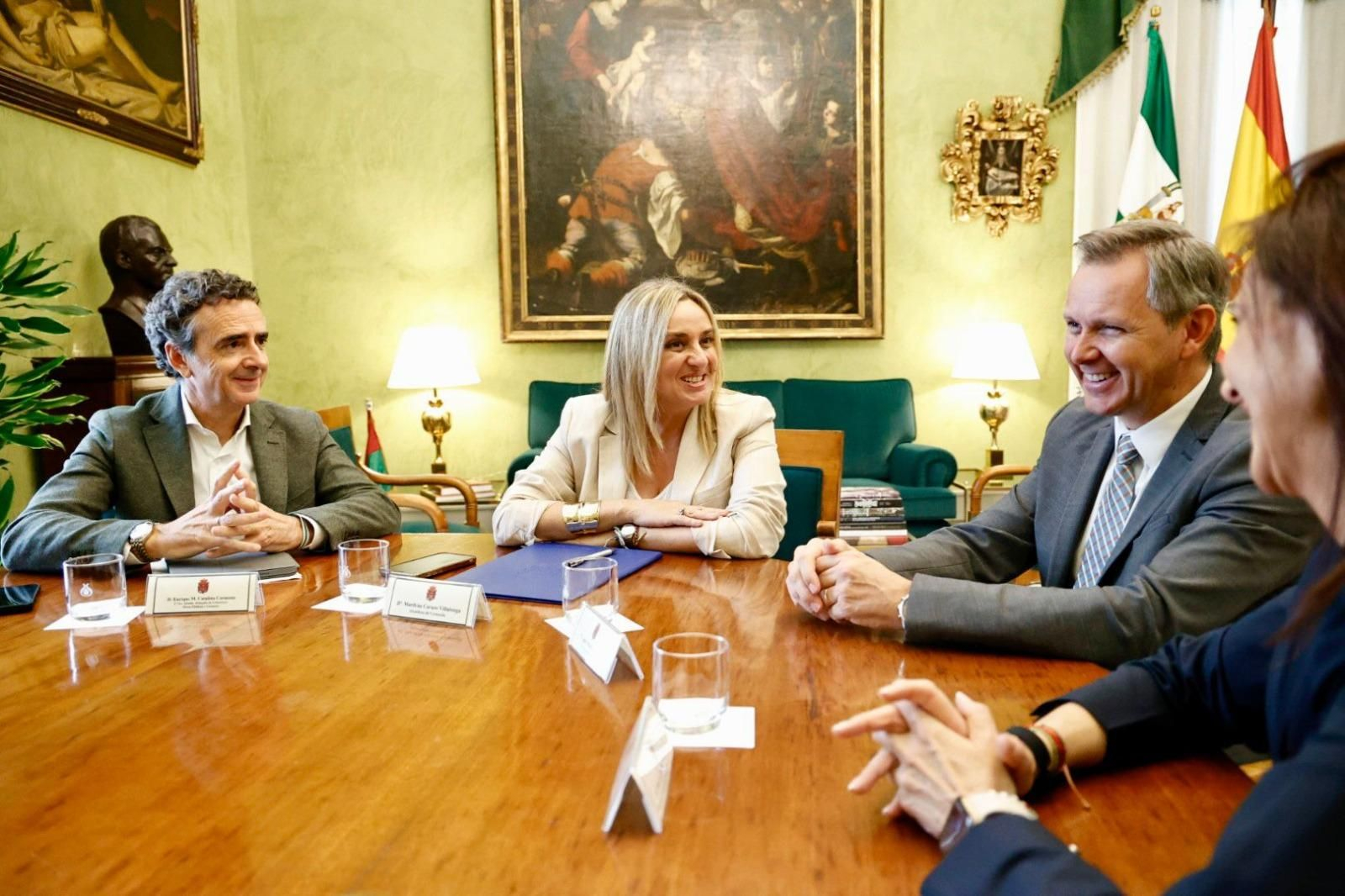 Reunión entre la alcaldesa de Granada, Marifrán Carazo y representantes de Mercasa