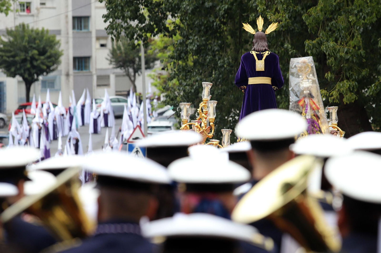 Imágenes de la procesión del Cautivo  bajo la lluvia en Huelva