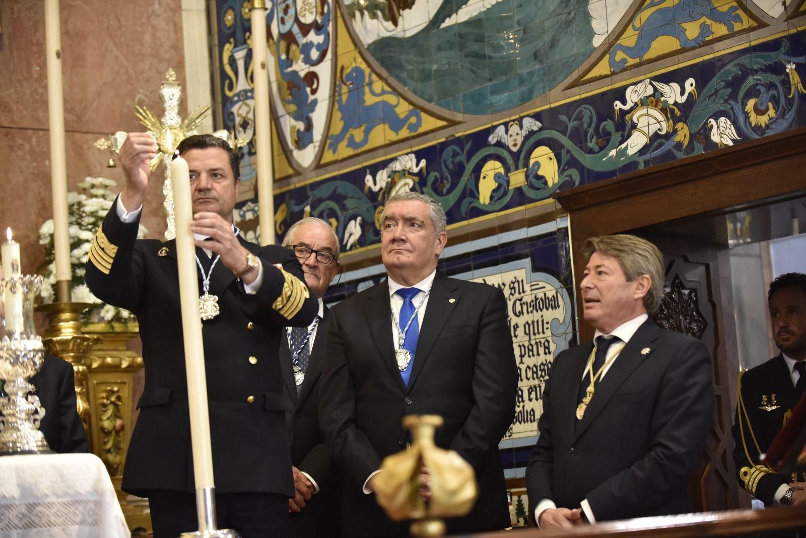Momento en el que el almirante de la Flota enciende el cirio.