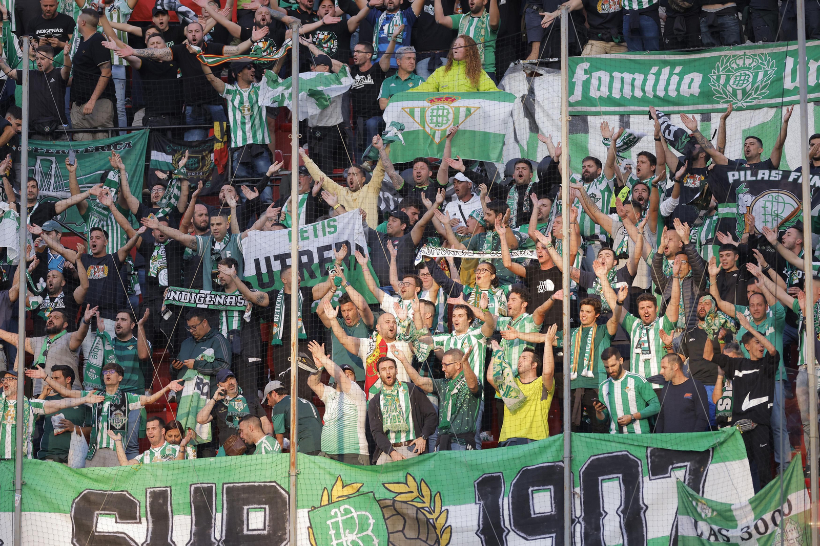 Búscate en las fotos del Sevilla-Betis