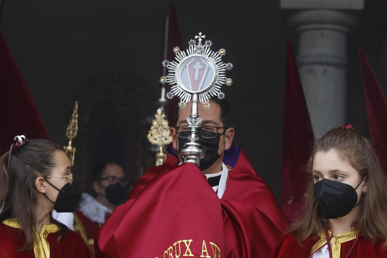 Lunes Santo en Córdoba: La procesión de la Vera-Cruz, en imágenes
