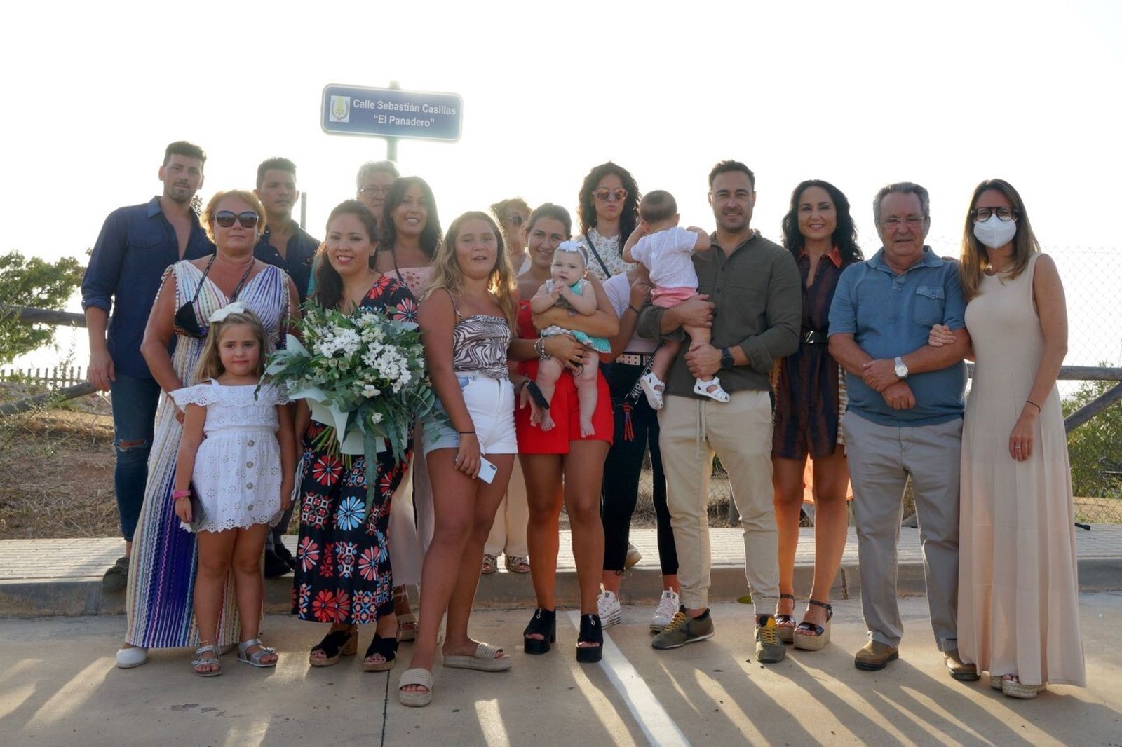 Autoridades municipales y familiares de 'El Panadero', durante el acto.