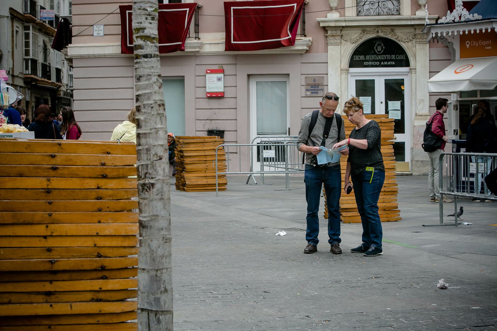 Dos turistas  consultando un mapa en la plaza de San Juan de Dios, en Cádiz, durante la pasada Semana Santa.