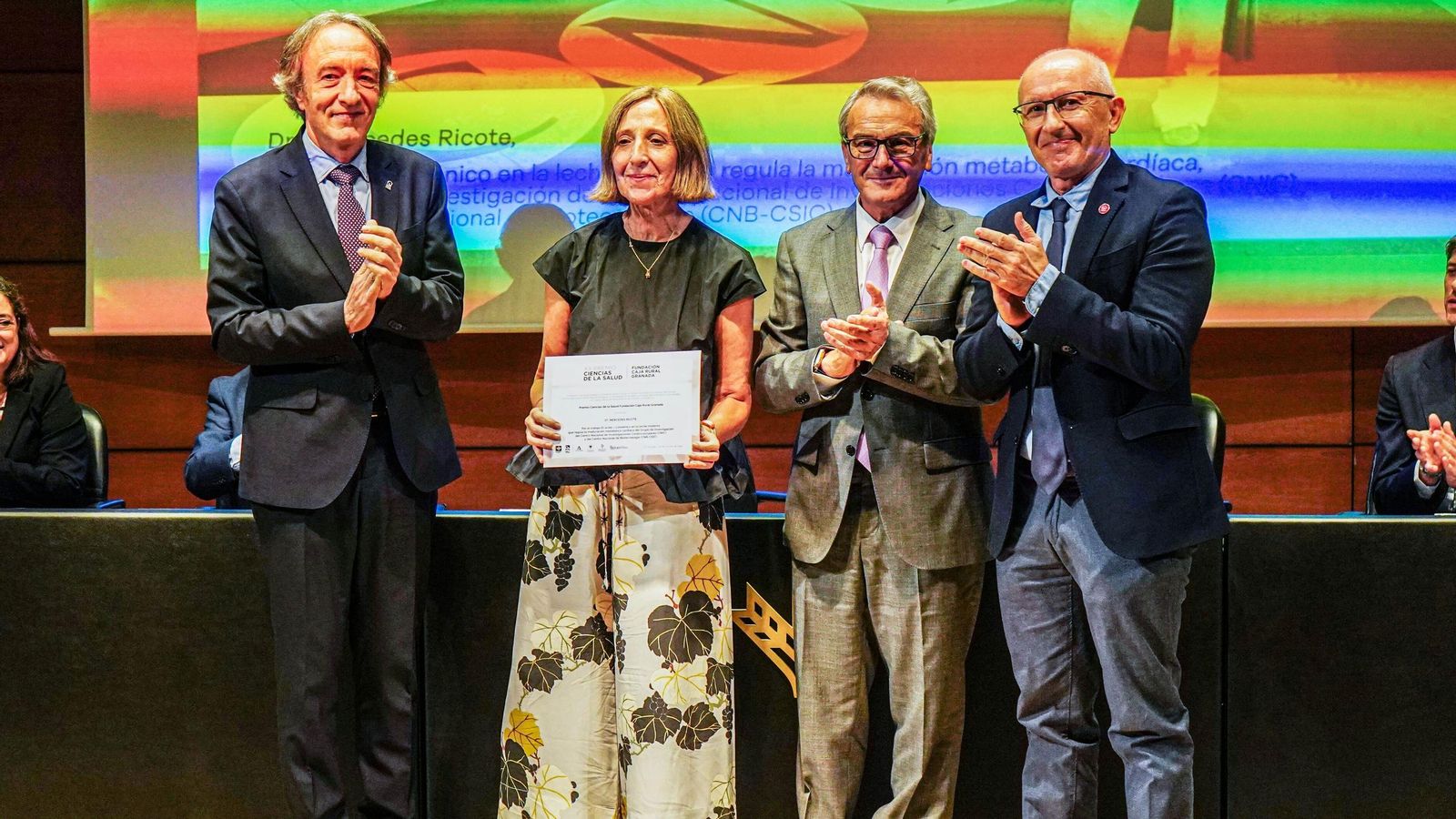 El delegado de Salud, Indalecio Sanchez, la premiada, el presidente de Caja Rural Granada, Antonio León y el rector en funciones, Enrique Herrera