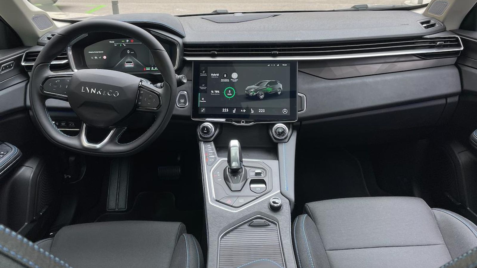 Ergonómicamente está muy bien resuelto, al igual que ocurre con la sensación de robustez, algo especialmente valioso en un coche que puede alquilarse a otras personas.