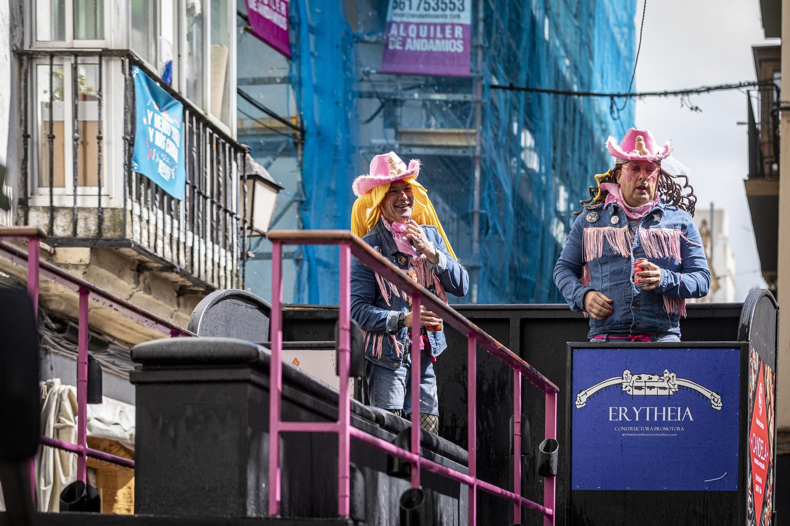 Las imágenes del segundo sábado de Carnaval de Cádiz 2025: Carrusel de coros bajo la lluvia