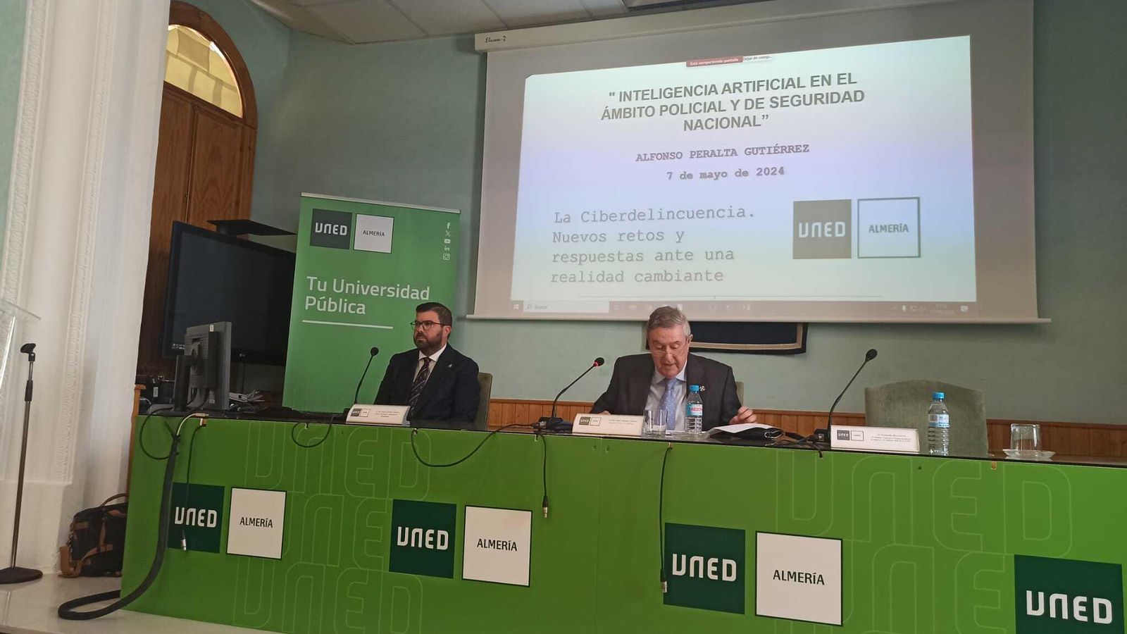 El director del curso, Fernando Brea, presentó al magistrado Alfonso Peralta