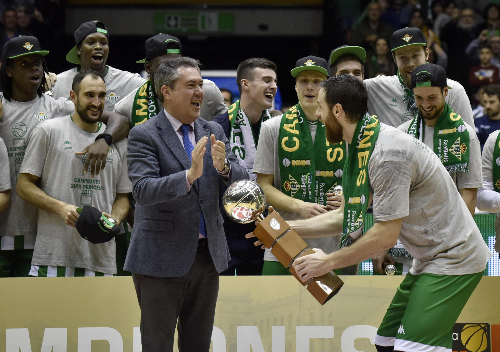 Pablo Almazán, capitán cajista, celebra junto a sus compañeros el título copero.