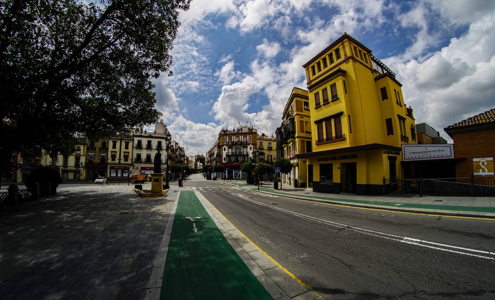 Coronavirus en Sevilla: Postales vacías de Viernes Santo