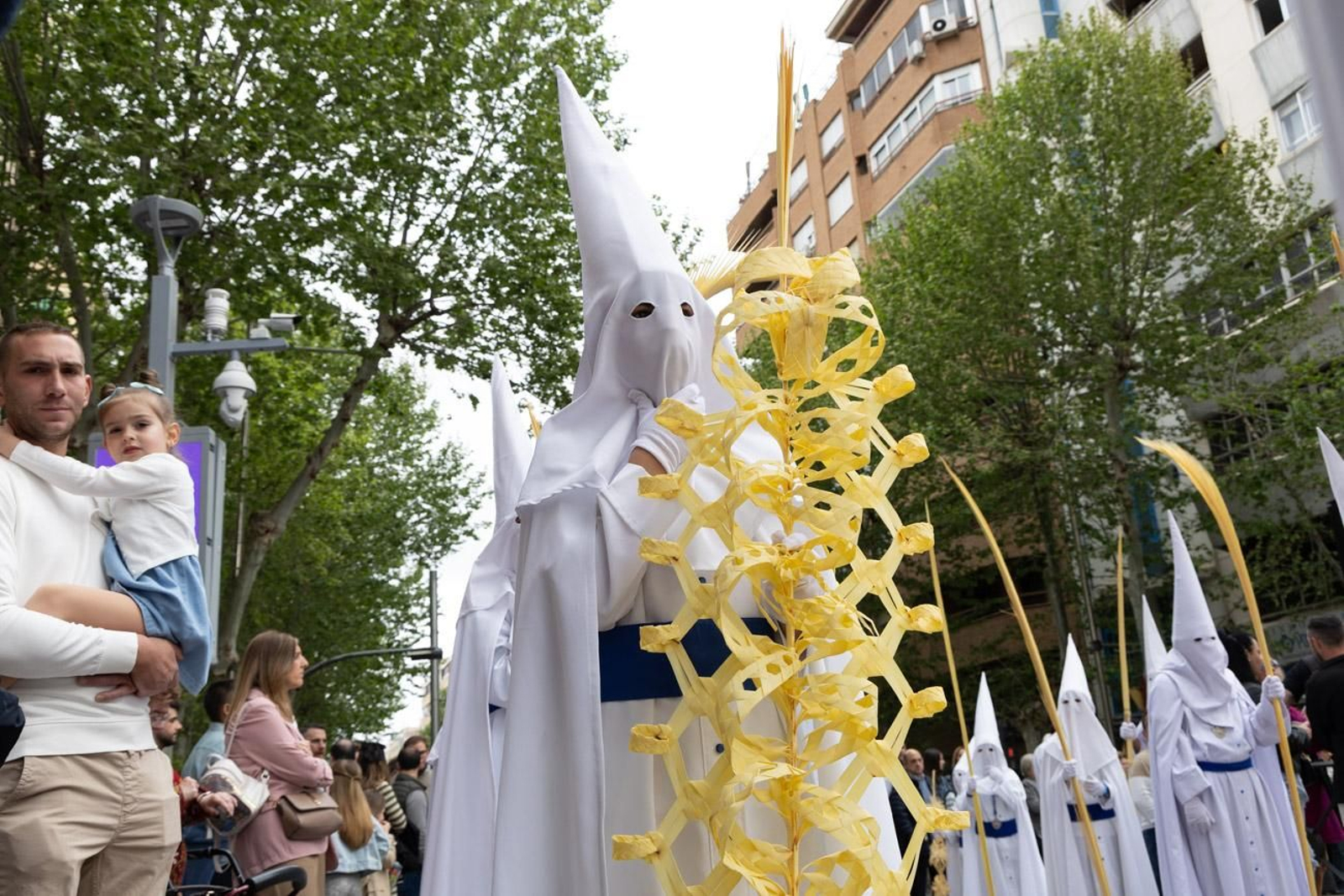 Los jiennenses se echan a la calle para presenciar la primera de las procesiones de la jornada: la Borriquilla (I)