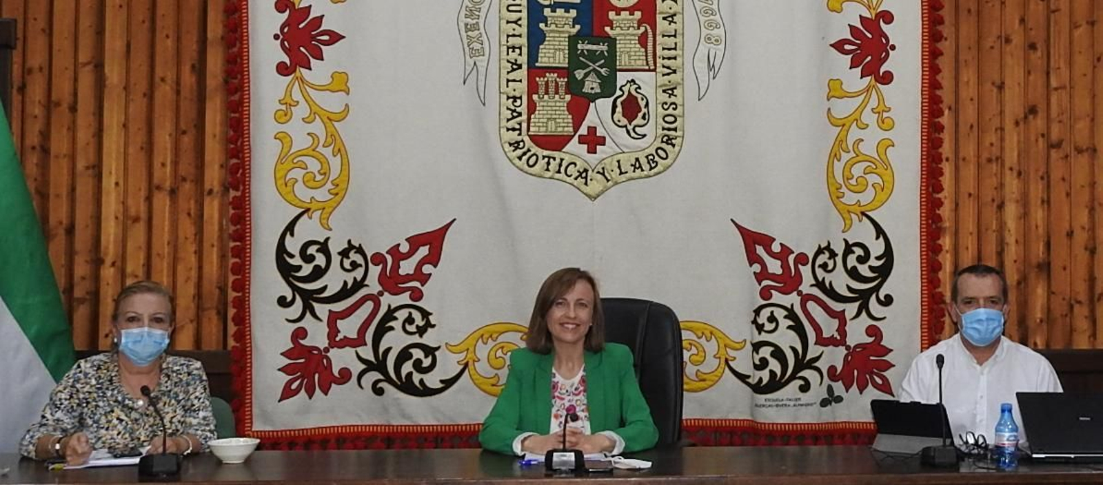 La alcaldesa junto al concejal de Hacienda y la portavoz de Ciudadanos.