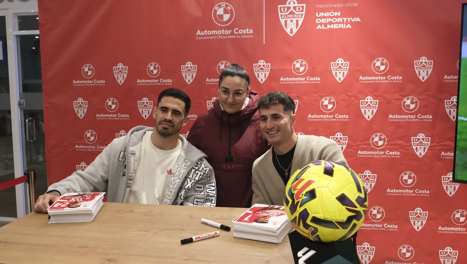 Jon Mocillo y Miguel de la Fuente firman autógrafos en Automotor Costa BMW