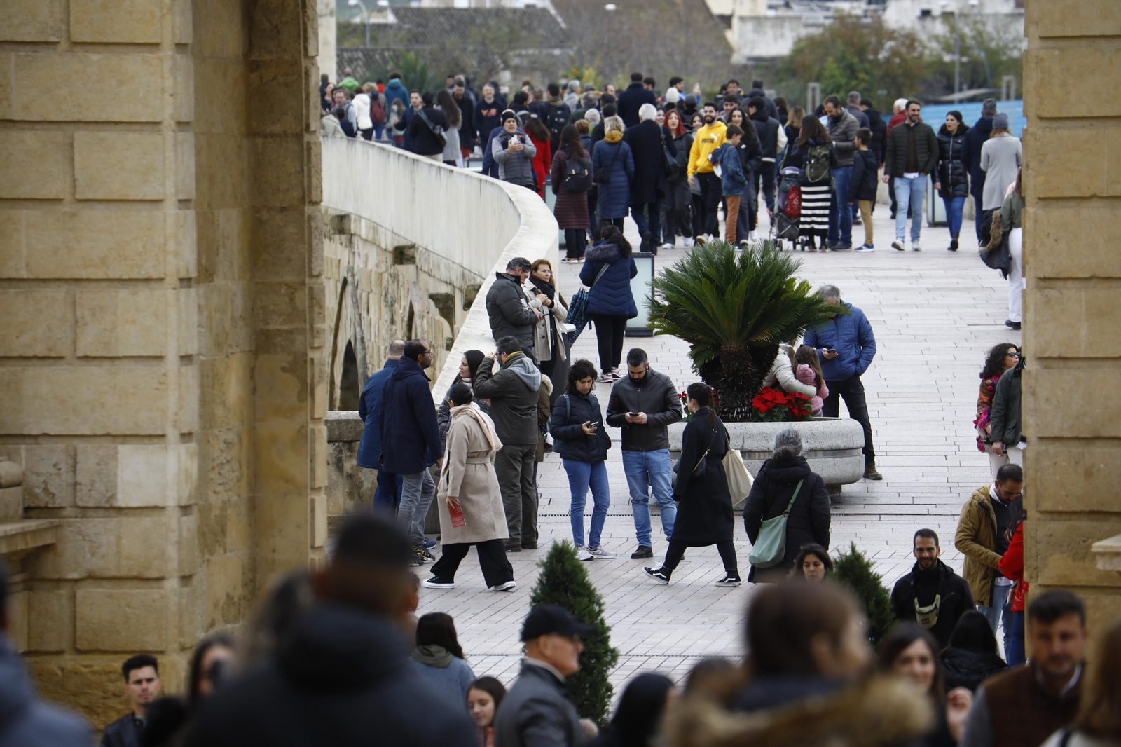 Los turistas abarrotan Córdoba por el Día de la Constitución, en imágenes