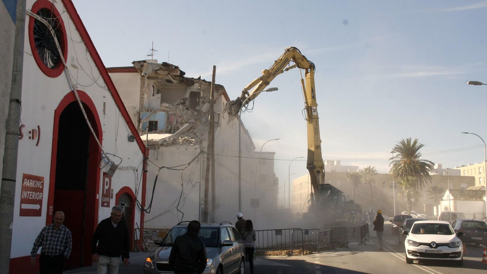 Otra imagen de las labores de demolición.