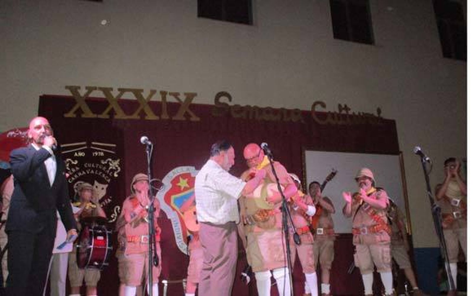 El presidente de la Peña La Salle-Viña, Manolo Torres, impone la Careta de Oro a Manolo Santander.