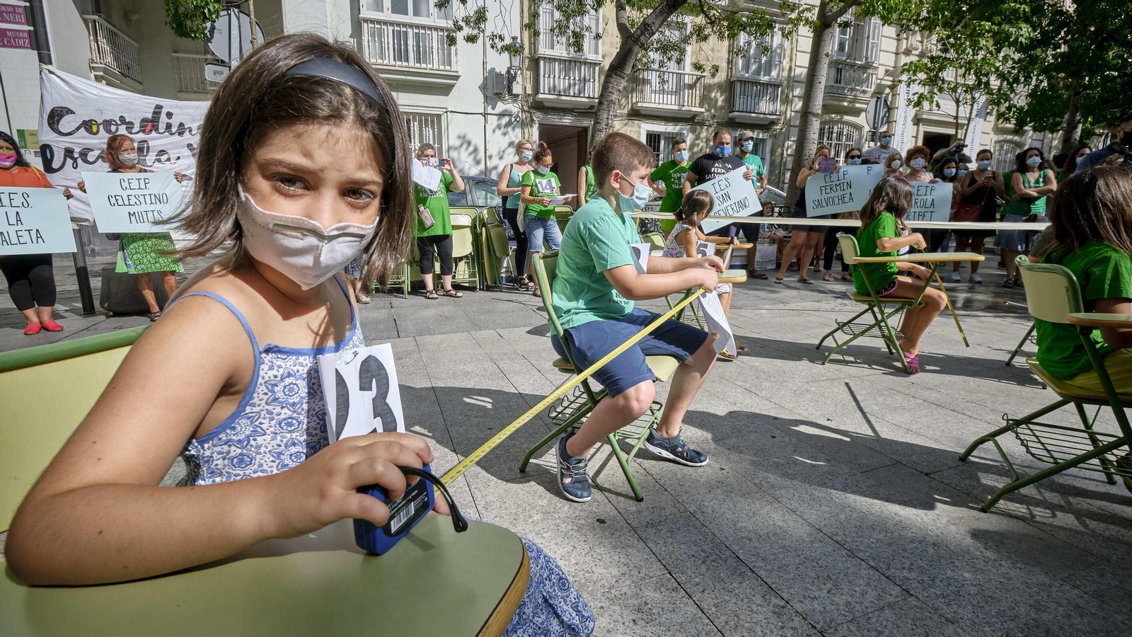 Aula escolar instalada en la plaza de Mina para intentar demostrar que si no se disminuye la ratio, no se cumple la distancia de seguridad entre los alumnos