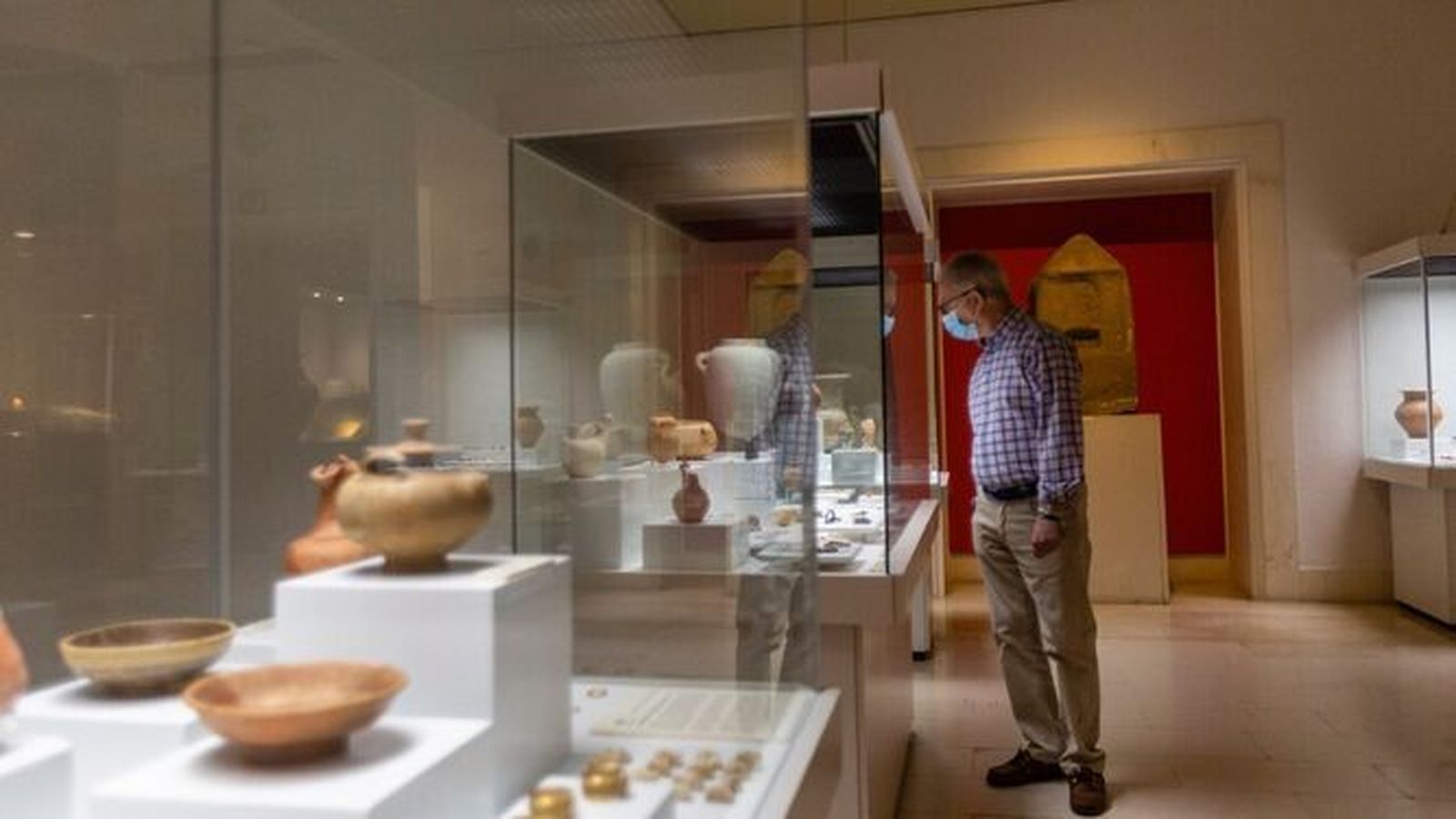 Un visitante contempla una vitrina en la sala de arqueología del Museo de Cádiz