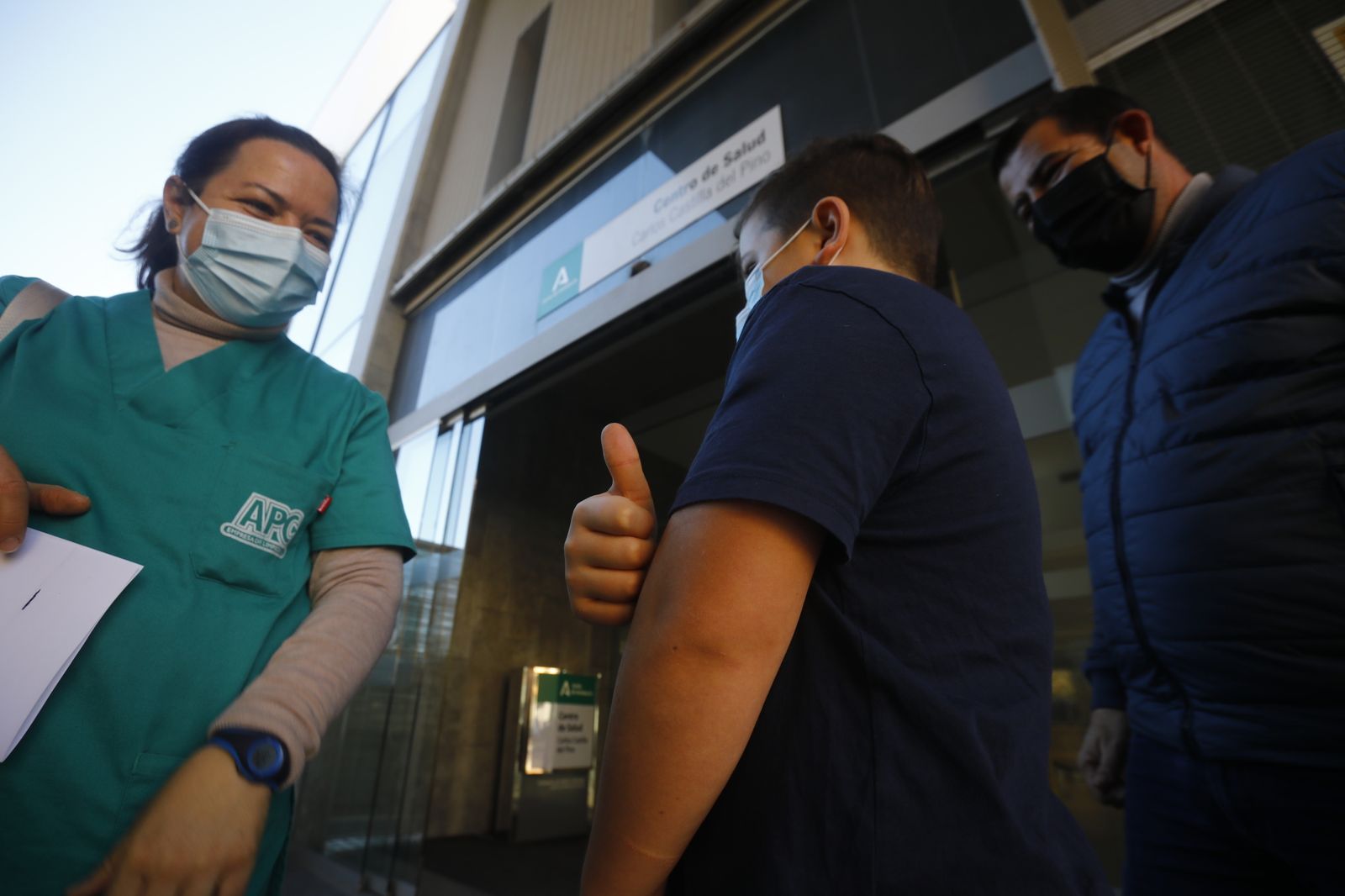 Un niño sonríe tras recibir su primera dosis de la vacuna en el centro de salud Carlos Castilla del Pino.