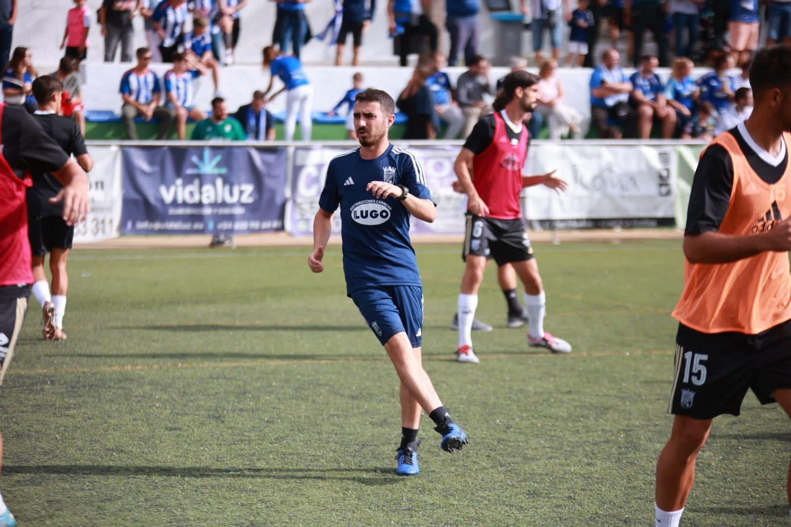 Álvaro Montiel, en el calentamiento del Xerez CD en el Pérez Ureba.