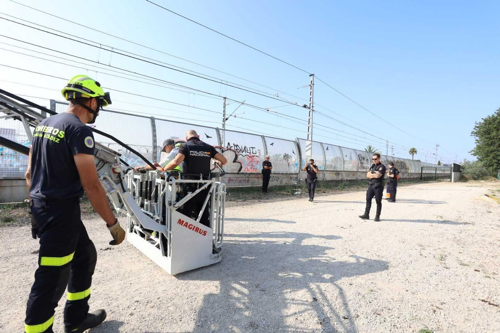 Rescate de un anciano desorientado en las vías del tren