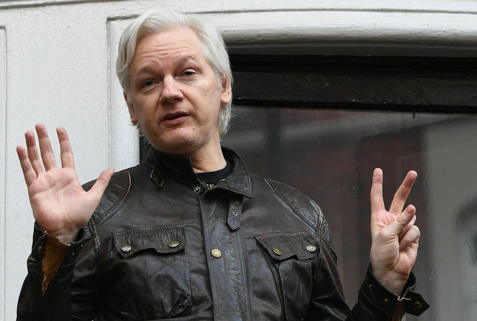 Julian Assange en el balcón de la Embajada de Ecuador en Londres.
