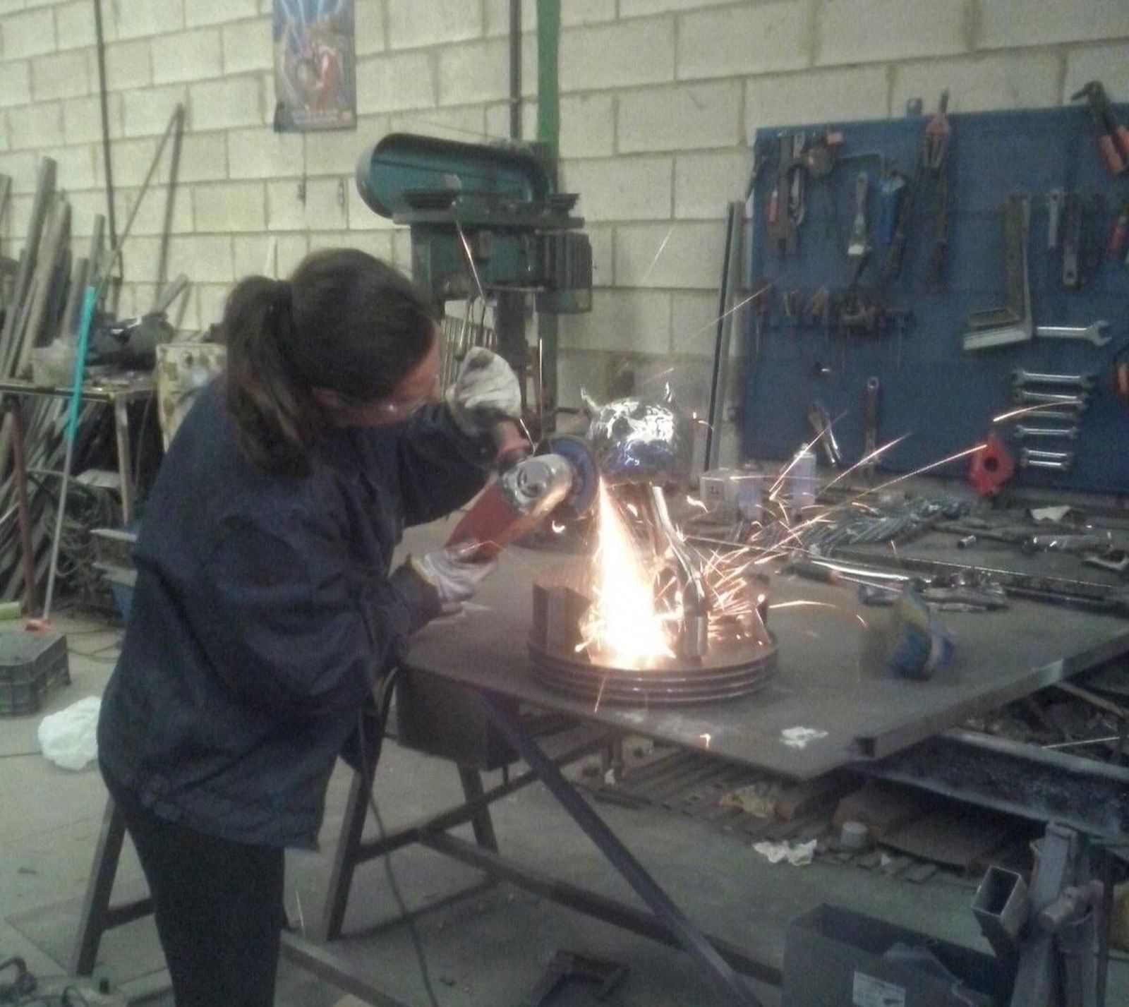 Jessica Sánchez en plena tarea en el taller de soldadura.