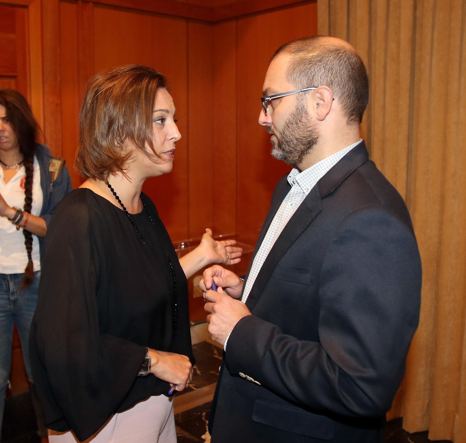 La alcaldesa, Isabel Ambrosio, con el edil David Luque.