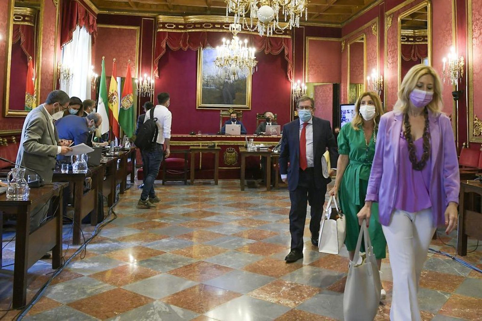 Los concejales del PSOE y PP abandonando el pleno municipal de Granada, este viernes.