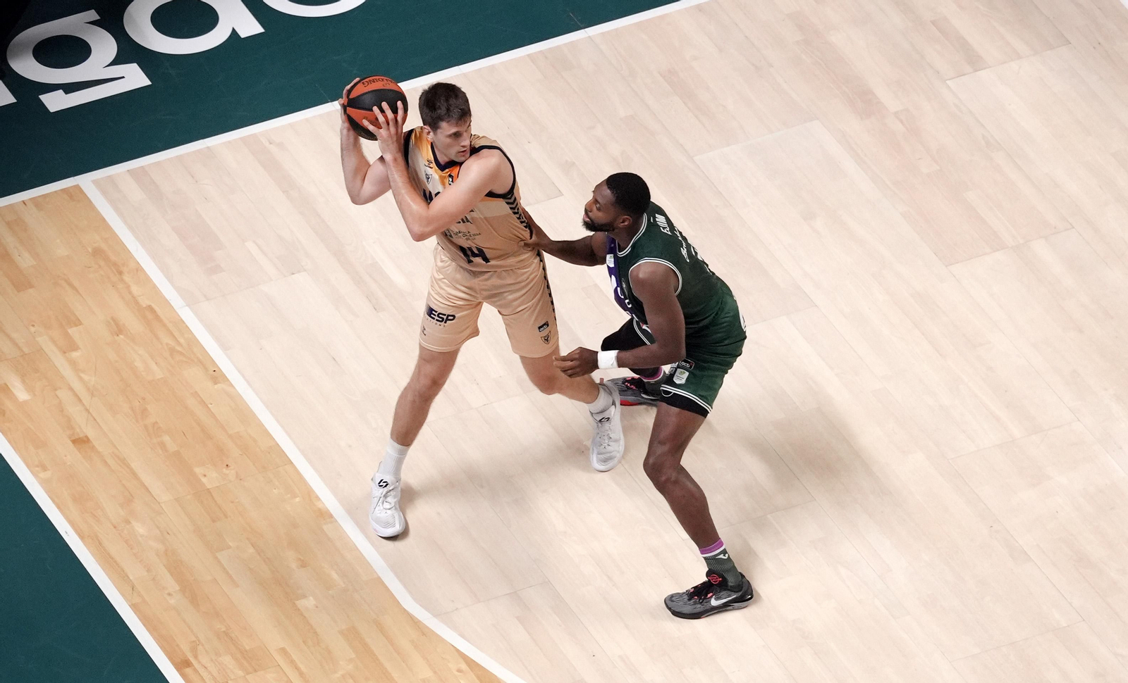 Dustin Sleva, con Melvin Ejim. Dustin Sleva, con Melvin Ejim.