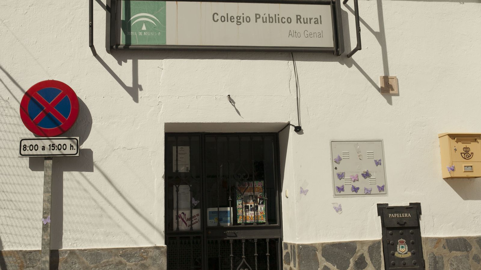 Fachada del colegio rural de Parauta.