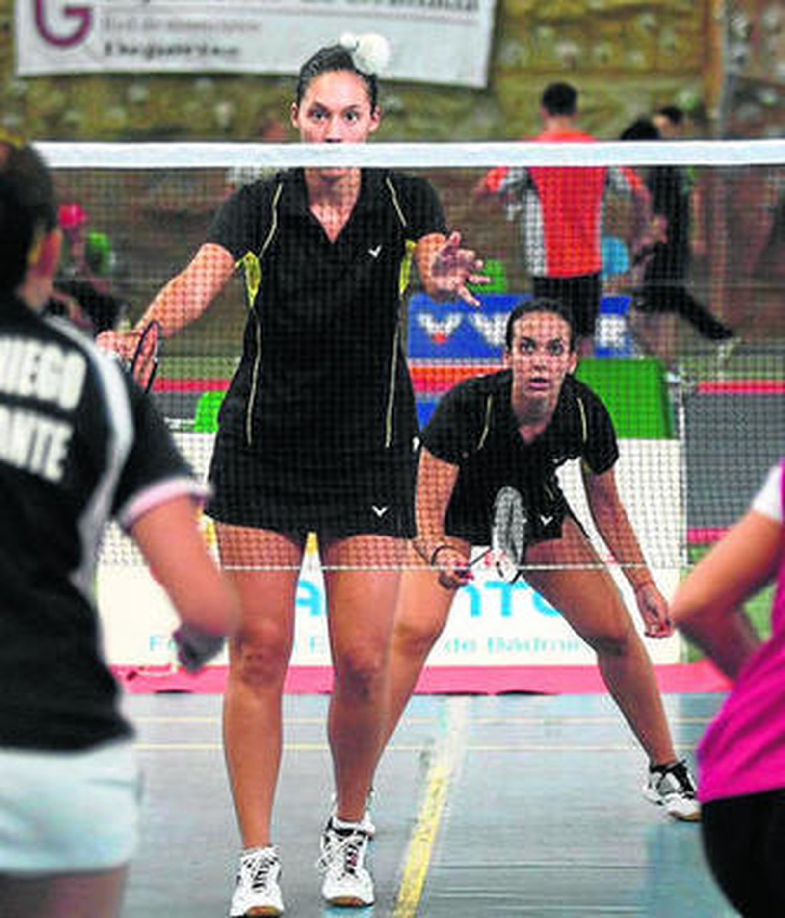 Un partido de dobles femeninos ayer en las instalaciones armilleras.