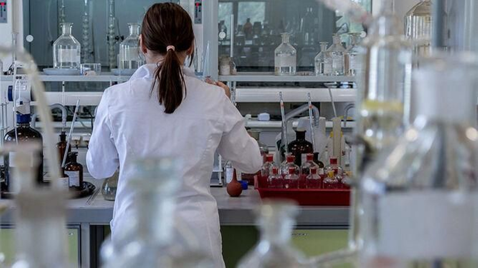 Una investigadora en un laboratorio