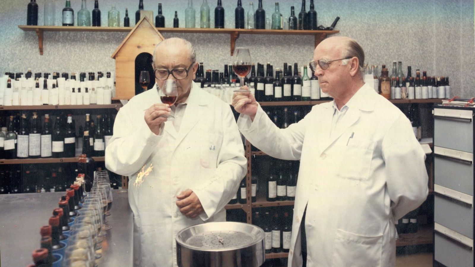 José Mª. Quirós Carrasco, junto a Francisco Gil Ceballos, en los laboratorios de la Estación de Viticultura y Enología. José Mª. Quirós Carrasco, junto a Francisco Gil Ceballos, en los laboratorios de la Estación de Viticultura y Enología.