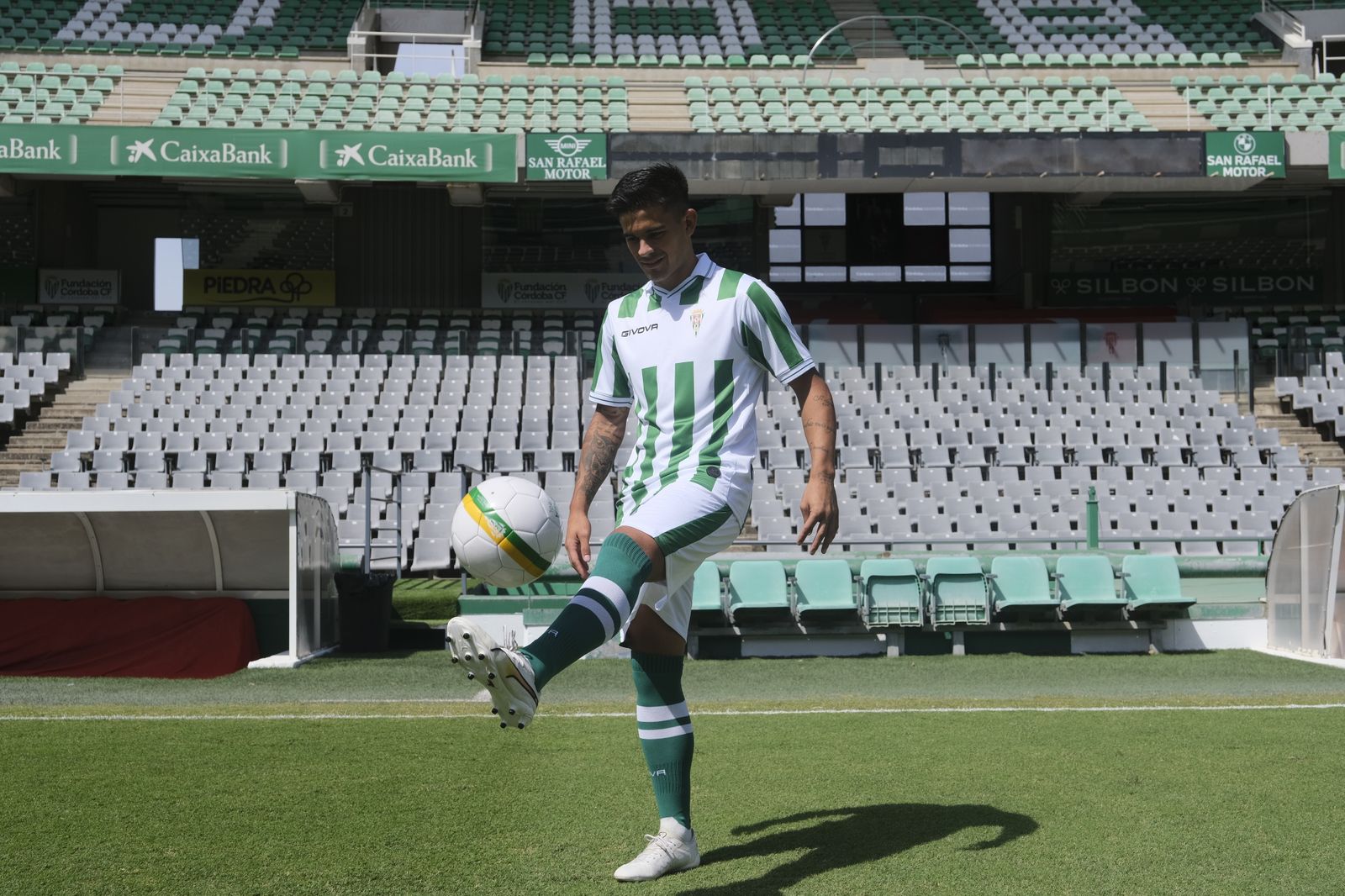 La presentación de Kuki Zalazar como jugador del Córdoba CF, en imágenes