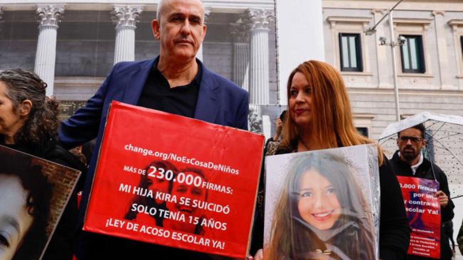 Los padres de Kira frente al Congreso de los Diputados.