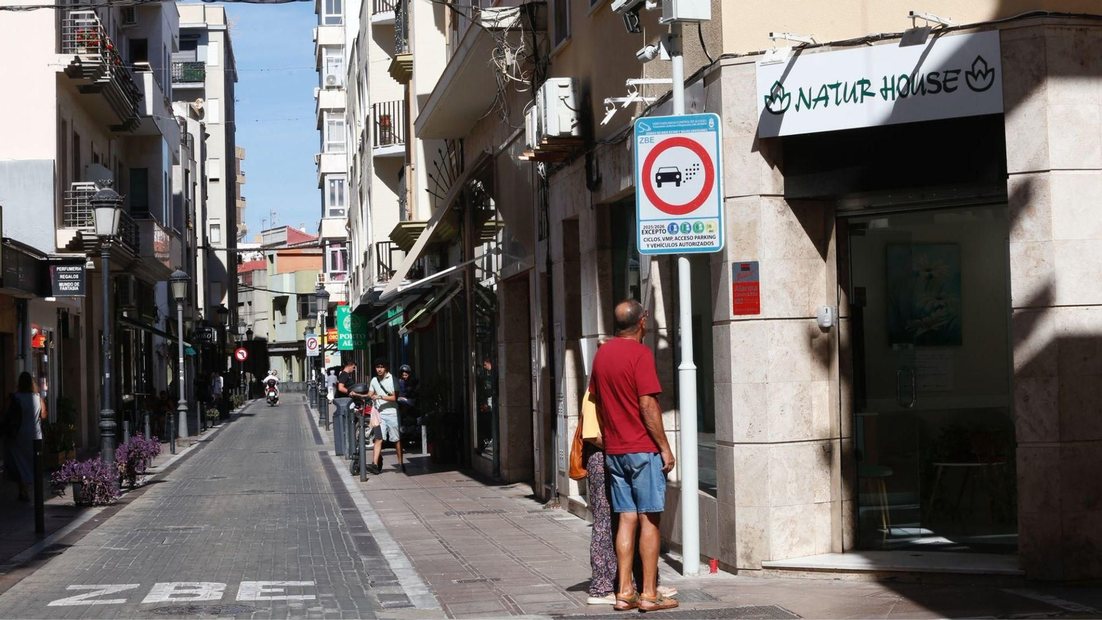 El centro de La Línea, con carteles advirtiendo de la ZBE.