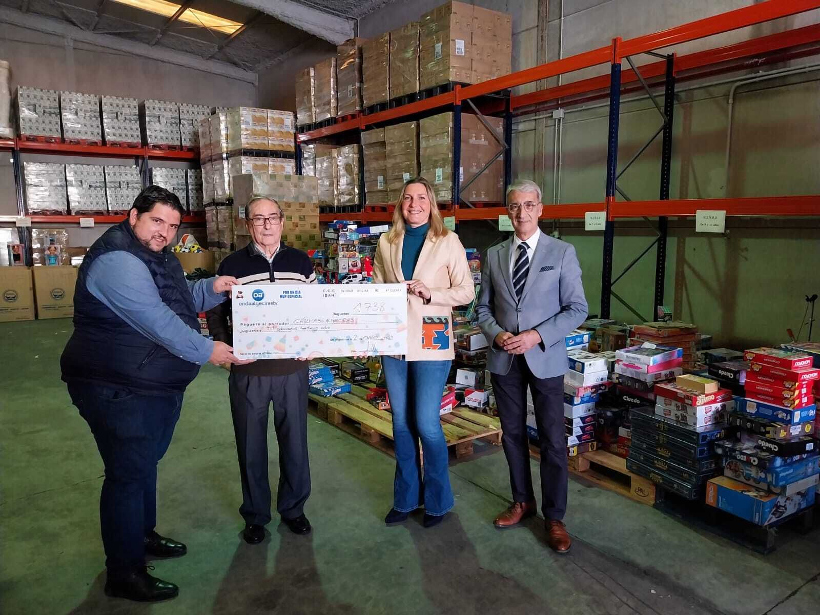 Onda Algeciras TV entrega juguetes a Cáritas Parroquial