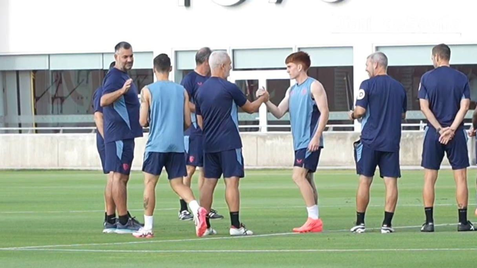 Juanlu, Agoumé, Montiel y Valentín Barco vuelven a entrenar con el Sevilla.