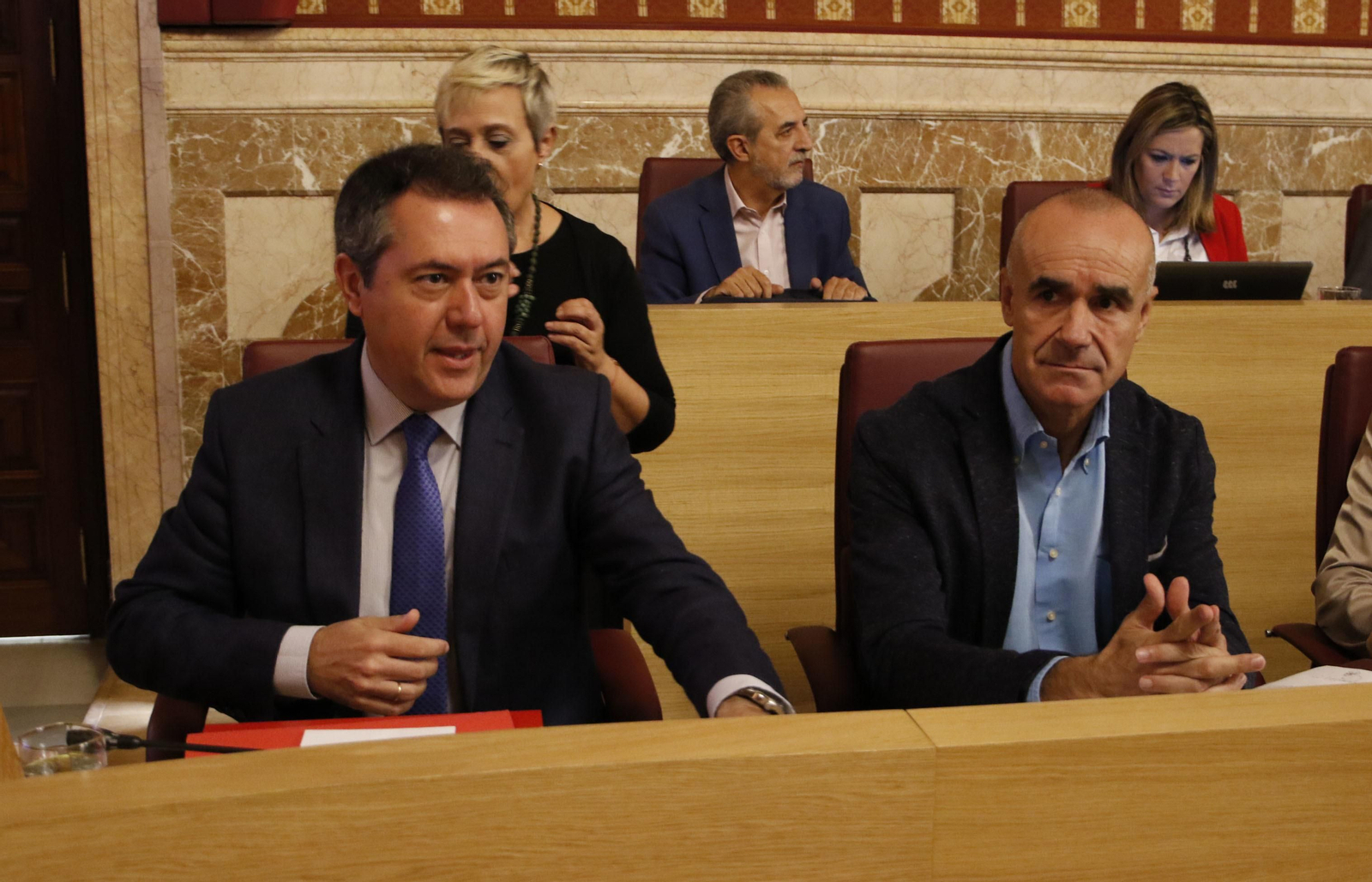 El alcalde Juan Espadas junto al concejal Antonio Muñoz durante el Pleno