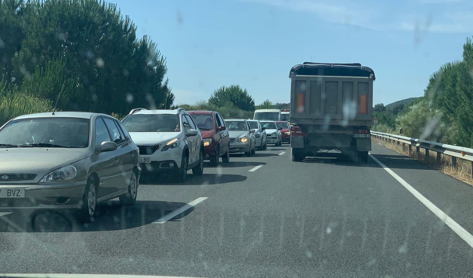 Tráfico retenido en sentido Córdoba en la N-432 tras el accidente.