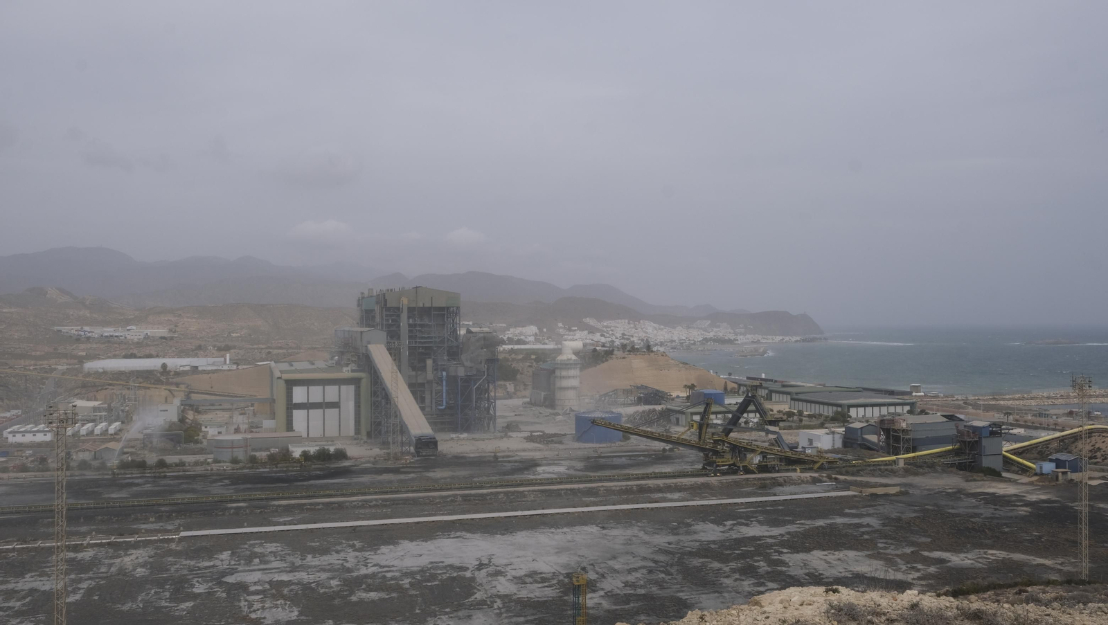 El derribo de la Torre Litoral de Endesa en Carboneras, en imágenes