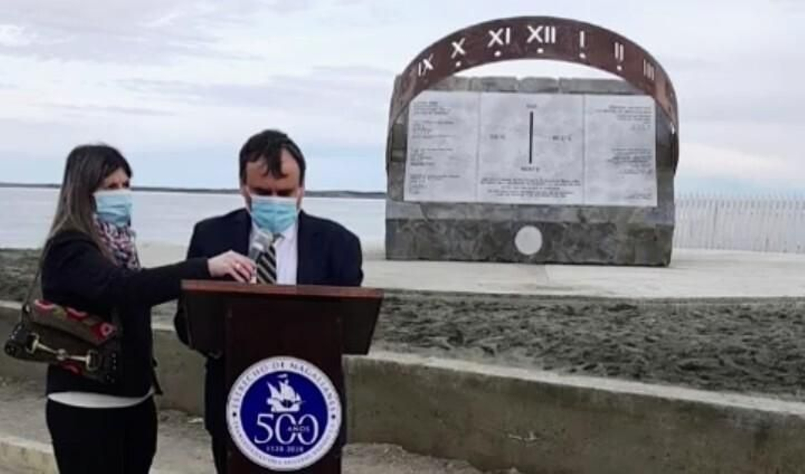 Un momento de la inauguración del Reloj Ecuatorial de la localidad chilena de Punta Delgada (San Gregorio).