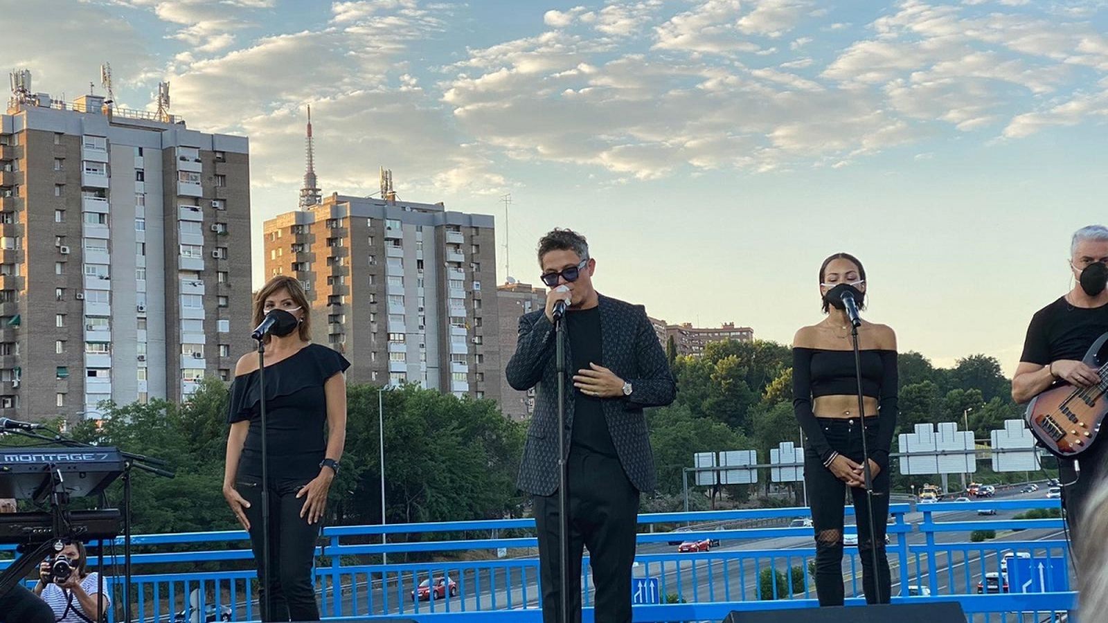 Un momento del recital sorpresa de Alejandro Sanz, la noche del domingo, en el puente de la M-30 de Madrid.