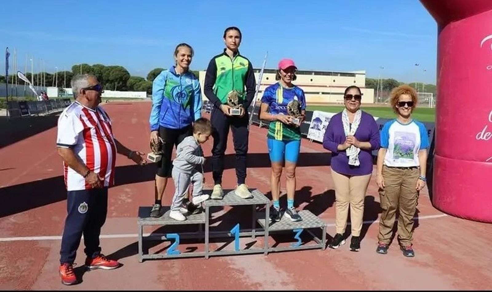 Podio femenino de la prueba puntaumbrieña.