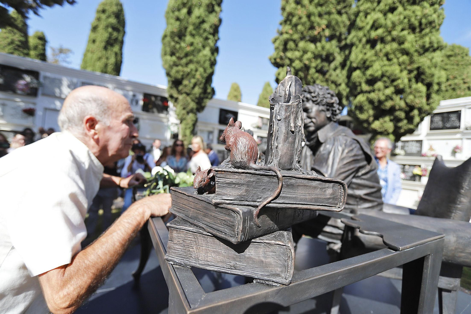 Imágenes del homenaje a Jesús Quintero con el descubrimiento de una escultura de Elías Rodríguez Picón
