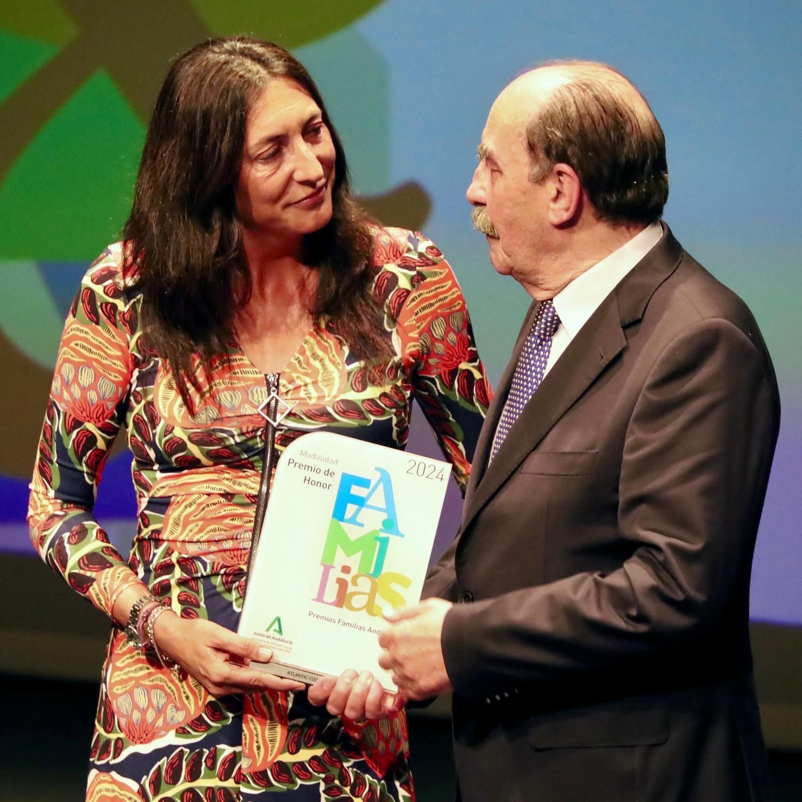 La consejera de Inclusión Social, Loles López, entrega el premio a Heliodoro Mariscal, director general de Auditoría Interna y RSC de Atlantic Copper. La consejera de Inclusión Social, Loles López, entrega el premio a Heliodoro Mariscal, director general de Auditoría Interna y RSC de Atlantic Copper.