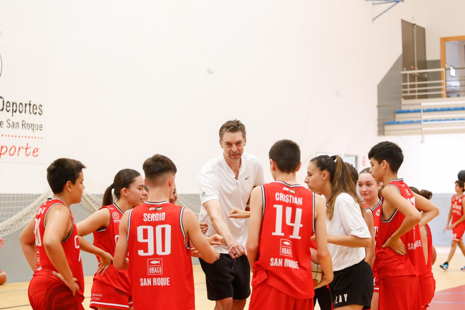 Fotos del encuentro de Pau Gasol con niños en el pabellón de San Roque